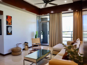 Stylish Luxury Penthouse with 3BR, Wifi, Gym, across Malls